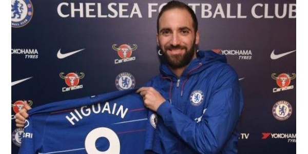 Higuaín yllään Chelsean nro 9 pelipaidat